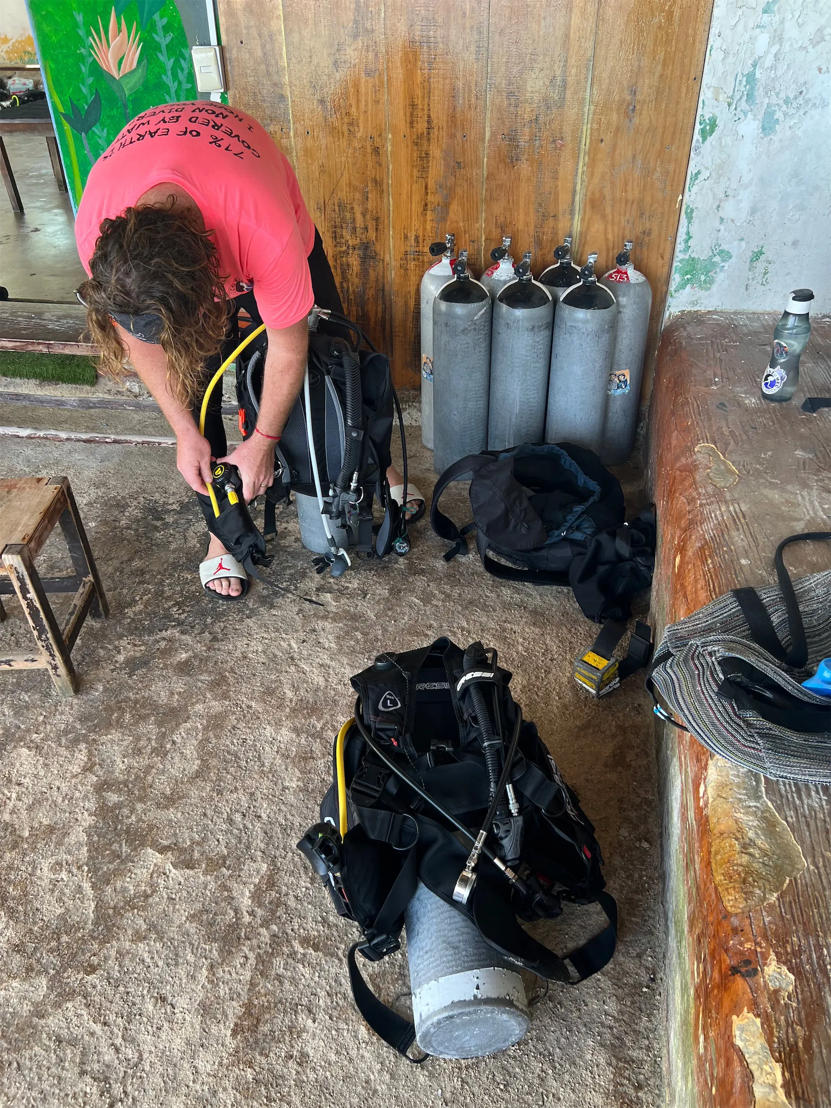 Instructor assembling and checking scuba gear before a Discover Scuba dive